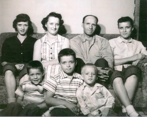 Mom10-Age 15-16 and rest of family.jpg